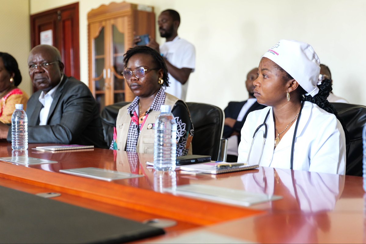 LusengeJ's tweet photo. Merci à M.@jnbarrot pour sa visite à Karibuni Wa Mama, à Bunia, et pour le temps consacré aux échanges avec quelques survivantes de violences sexuelles.
Cette rencontre a permis de mieux comprendre, au-delà des chiffres, les réalités vécues par les survivantes et les efforts déployés au quotidien par les acteurs locaux pour leur permettre d’accéder aux services, à la justice et à la réparation.
Je salue l’engagement renouvelé de la France aux côtés de la RDC et l’annonce de la signature de notre projet FEF, qui soutiendra l’accès juridique et judiciaire dans le Nord-Kivu, le Sud-Kivu et l’Ituri.
Notre engagement reste le même : être aux côtés des femmes et des filles, et faire en sorte que leurs droits et leur dignité soient au cœur de nos actions.