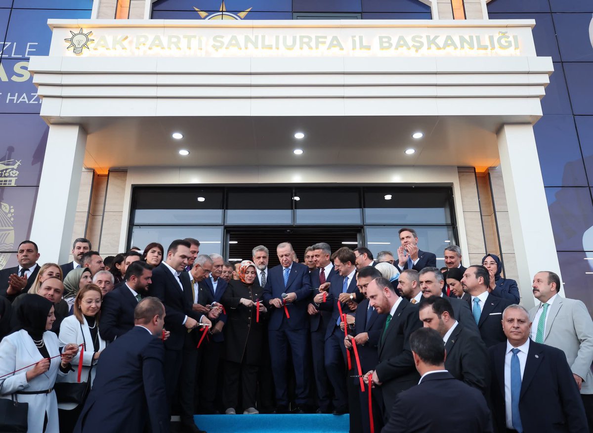 ProfDrDusak's tweet photo. Cumhurbaşkanımız ve AK Parti Genel Başkanımız Sayın Recep Tayyip Erdoğan’ın teşrifleriyle AK Parti Şanlıurfa İl Başkanlığımızın yeni hizmet binasının açılışını gerçekleştirdik. Teşkilatımıza ve şehrimize hayırlı uğurlu olsun.

Açılışımıza bizzat teşrif eden Cumhurbaşkanımız Sayın Recep Tayyip Erdoğan başta olmak üzere; bakanlarımıza, Genel Başkan yardımcılarımıza, milletvekillerimize ve emeği geçen tüm teşkilat mensuplarımıza teşekkür ediyorum.

@RTErdogan @Akparti @abuyukgumus @bybekirbozdag @milhamigunbegi @akpartiurfa