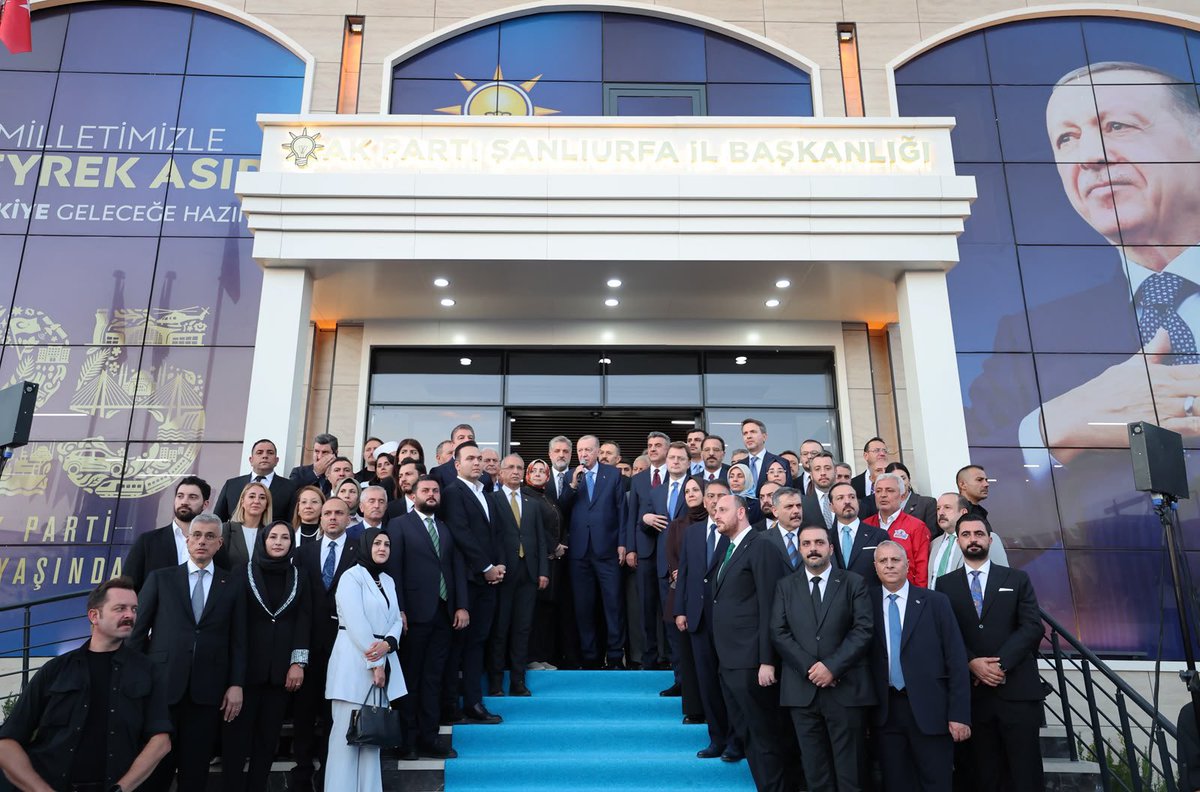 ProfDrDusak's tweet photo. Cumhurbaşkanımız ve AK Parti Genel Başkanımız Sayın Recep Tayyip Erdoğan’ın teşrifleriyle AK Parti Şanlıurfa İl Başkanlığımızın yeni hizmet binasının açılışını gerçekleştirdik. Teşkilatımıza ve şehrimize hayırlı uğurlu olsun.

Açılışımıza bizzat teşrif eden Cumhurbaşkanımız Sayın Recep Tayyip Erdoğan başta olmak üzere; bakanlarımıza, Genel Başkan yardımcılarımıza, milletvekillerimize ve emeği geçen tüm teşkilat mensuplarımıza teşekkür ediyorum.

@RTErdogan @Akparti @abuyukgumus @bybekirbozdag @milhamigunbegi @akpartiurfa