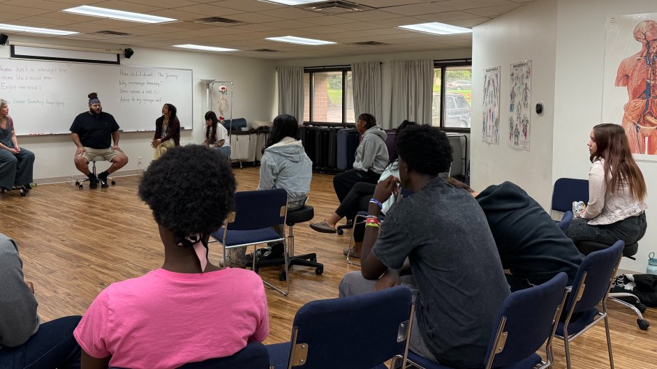iJAGRocks's tweet photo. #CareerExploration = discovering what’s possible! 💙
Students spent the day at #BodyWisdom exploring through hands-on activities, pro panels, networking & real conversations.
TY for opening your doors to #iJAG!
@BF_District @UrbandaleCSD @vhstigers @DMschools #StartsRightHere https://t.co/9MNojt8SUk