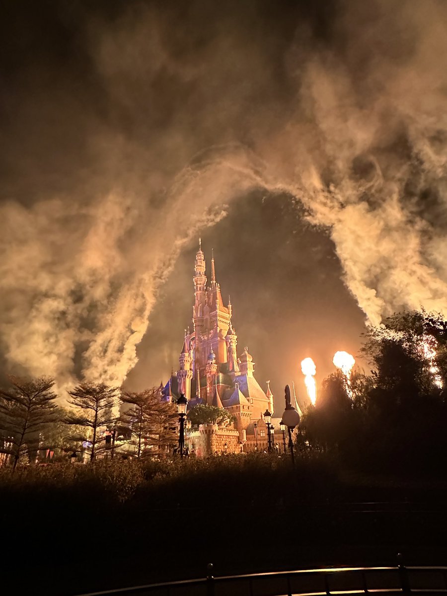 Minned12i's tweet photo. HK disney还是很漂亮的💗 https://t.co/2PPZEnSXdN