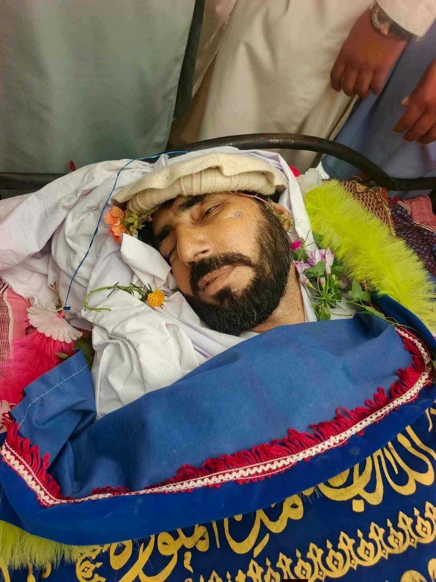 Waziriwuu4's tweet photo. شمالی وزیرستان، میرعلی کے گاؤں خدی سے تعلق رکھنے والے انصاف اللہ خدی، جو عائشہ انصاف کلینک کے مالک تھے، چند ماہ قبل ریاستی دہشتگردوں  کی فائرنگ سے زخمی ہوئے تھے۔ علاج جاری تھا کہ چند روز قبل انہیں دوبارہ فائرنگ کرکے شہید کر دیا گیا۔ اہلِ علاقہ کے مطابق وہ عشاء کی نماز کے بعد گھر https://t.co/4UXSXP4Icf
