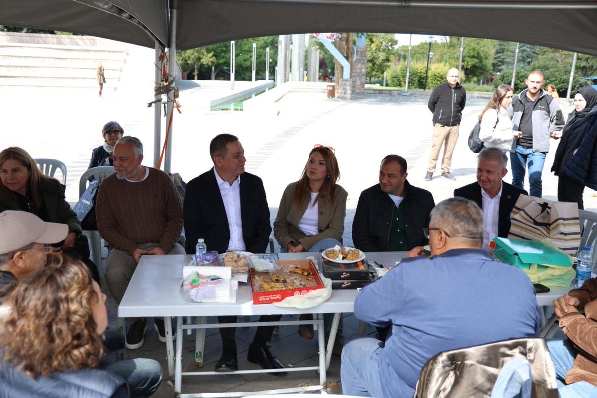 avelcinozge's tweet photo. Kartalkaya’nın ardından kalan acının tarifi yok. Evladını, eşini, annesini, babasını, kardeşini kaybeden aileler ne yazık ki bir de adaletin peşinde nöbet tutmak zorunda.

Bugün Anıtpark’ta, 78 kaybın yasını ve adalet talebini aylardır omuzlarında taşıyan aileleri ziyaret ettik.

Söyledikleri çok açık, çok haklı. Sorumluluğu bulunan herkes yargı önüne çıkmalı. Hiç kimse makamının, unvanının, izin süreçlerinin ardında kalmamalı.

Kaybettiklerini geri getirmek mümkün değil. Ama geride kalanlara eksiksiz bir adalet borcumuz var. Bir daha hiçbir ailenin aynı acıyla sınanmaması için de bu borcu yerine getirmek zorundayız.

Yanlarındayız.