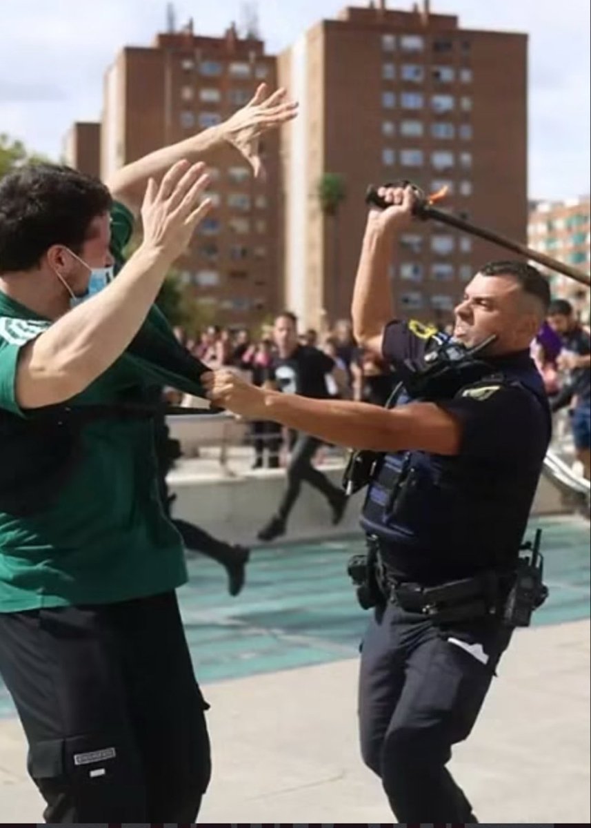 FonsiLoaiza's tweet photo. - La Policía hoy agrediendo a un manifestante por el derecho a la vivienda en Valencia

- La Policía de Torre Pacheco en la concentración fascista de Núcleo Nacional abrazando al nazi de Alberto Pugilato https://t.co/RsV0JZR0Xf