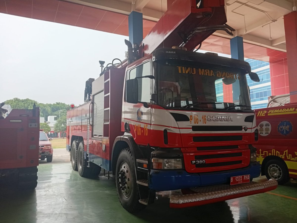 IndraAjahe778's tweet photo. Strong arm truck unit 

Scania P series 

Power strong arm by Gradall 

P 06-16 Pos damkar Kemayoran 

Body manufacture @AyaxxFire https://t.co/4wxOHqIswj