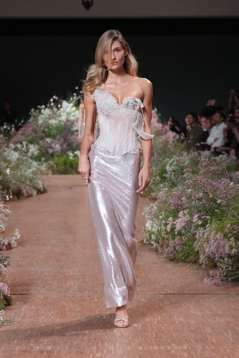 Fashionismo's tweet photo. Elie Saab o homem que você é!!! #pfw https://t.co/gD6DIf18SP