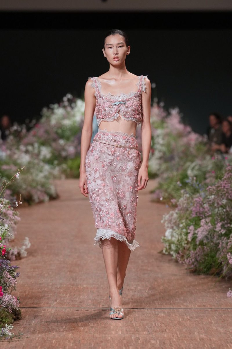 Fashionismo's tweet photo. Elie Saab o homem que você é!!! #pfw https://t.co/gD6DIf18SP