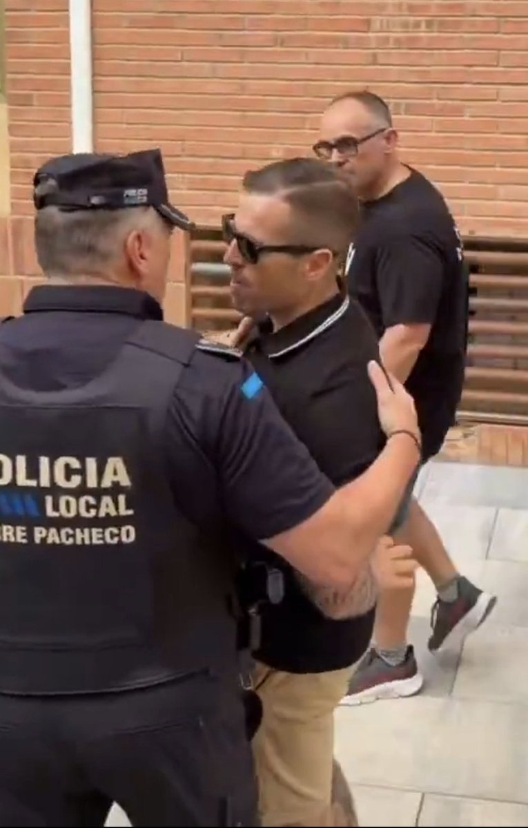FonsiLoaiza's tweet photo. - La Policía hoy agrediendo a un manifestante por el derecho a la vivienda en Valencia

- La Policía de Torre Pacheco en la concentración fascista de Núcleo Nacional abrazando al nazi de Alberto Pugilato https://t.co/RsV0JZR0Xf