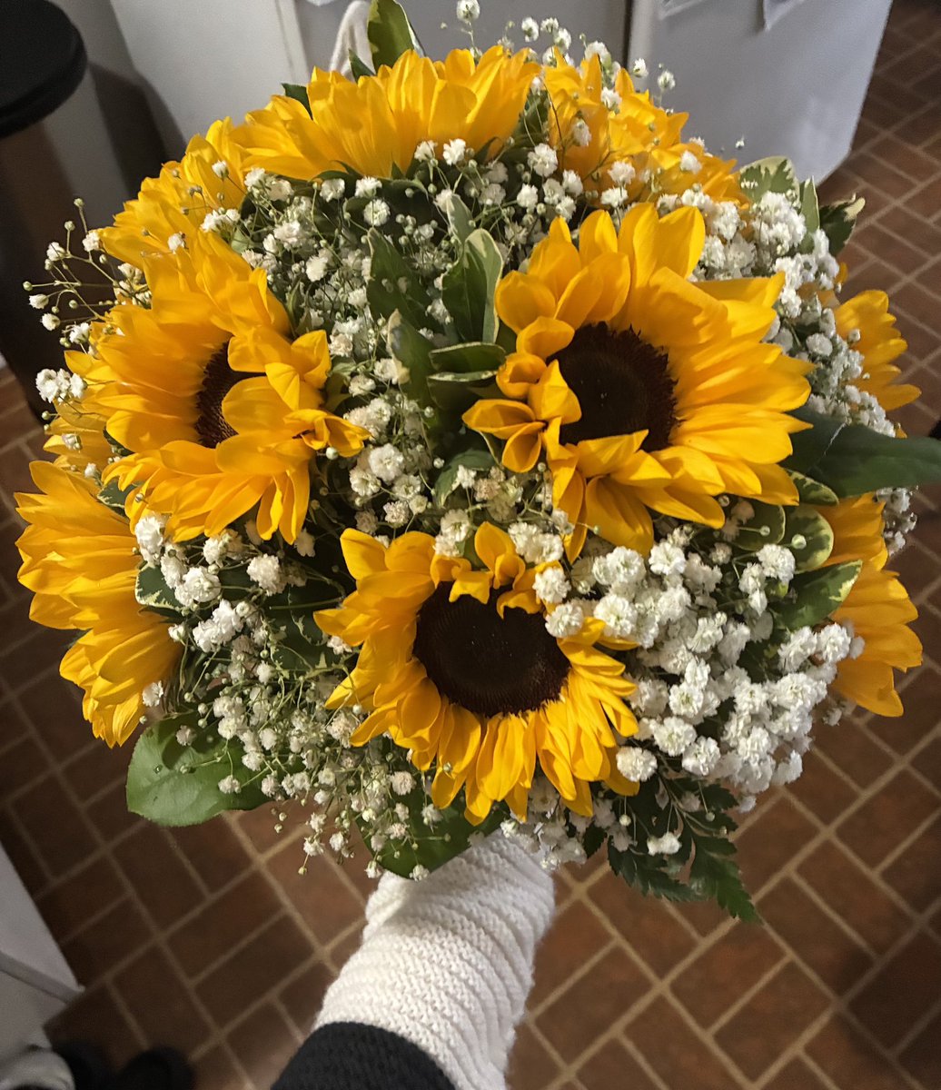 becissleeping's tweet photo. POV: You are getting married tomorrow and obsessed with dating sim visual novels so you partially make your bouquet inspired by your favorite grim reaper < 3

- for the longest time my favorite flowers are sunflowers ever since I was small 🌻

#ADWD #adatewithdeath https://t.co/nJK4LQ6r61