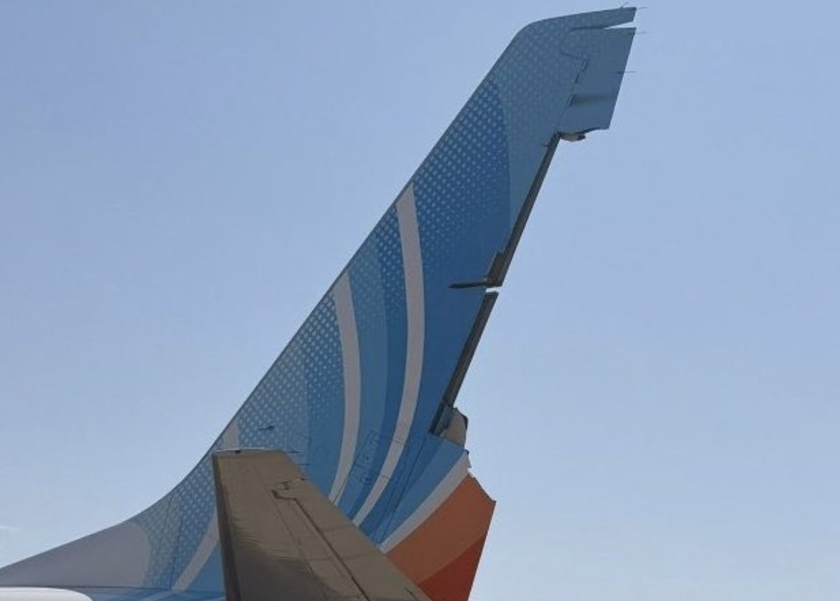 Gate7aviation's tweet photo. 🚨 Incident flydubai : ce que l’on sait désormais

Les autorités des Émirats arabes unis ont confirmé de nouveaux éléments concernant le vol FZ1073 de flydubai, qui reliait Dubaï à Tel-Aviv le 30 septembre.

✈️ Le Boeing 737 MAX 8 transportait 174 personnes. Alors qu’il évoluait à environ 34 000 pieds au-dessus de l’Arabie saoudite, le copilote a agressé le commandant de bord avec la hache de secours du cockpit, avant de tenter de prendre le contrôle des commandes.

📉 L’avion a alors connu plusieurs variations d’altitude importantes, avant que la situation ne soit maîtrisée.

👥 Le commandant de bord, blessé, est parvenu à ouvrir la porte du cockpit. Des passagers et des membres d’équipage sont intervenus pour neutraliser le copilote.

🧑‍✈️ Deux pilotes de réserve présents à bord ont ensuite repris les commandes. Le Boeing a été dérouté vers Tabuk, en Arabie saoudite, où il a atterri sans perte de vie parmi les passagers et l’équipage.

🇦🇪 Ce samedi, le procureur général des Émirats arabes unis a officiellement décrit les faits comme un « acte terroriste ».

Le copilote, présenté comme un ressortissant omanais, est actuellement détenu. Son mobile précis et l’existence éventuelle de complices font encore l’objet de l’enquête.

⚠️ Plusieurs médias rapportent par ailleurs des éléments concernant son passé professionnel et d'éventuelles restrictions qui auraient été prises à son encontre à Oman. Ces informations ne sont toutefois pas toutes officiellement confirmées et doivent donc être considérées avec prudence.

flydubai indique de son côté ne pas être en mesure de commenter davantage tant que l’enquête est en cours.

Les vols flydubai vers Tel-Aviv restent suspendus jusqu’à nouvel ordre.

#Aviation #flydubai #FZ1073 #Boeing737MAX #SécuritéAérienne #Gate7
