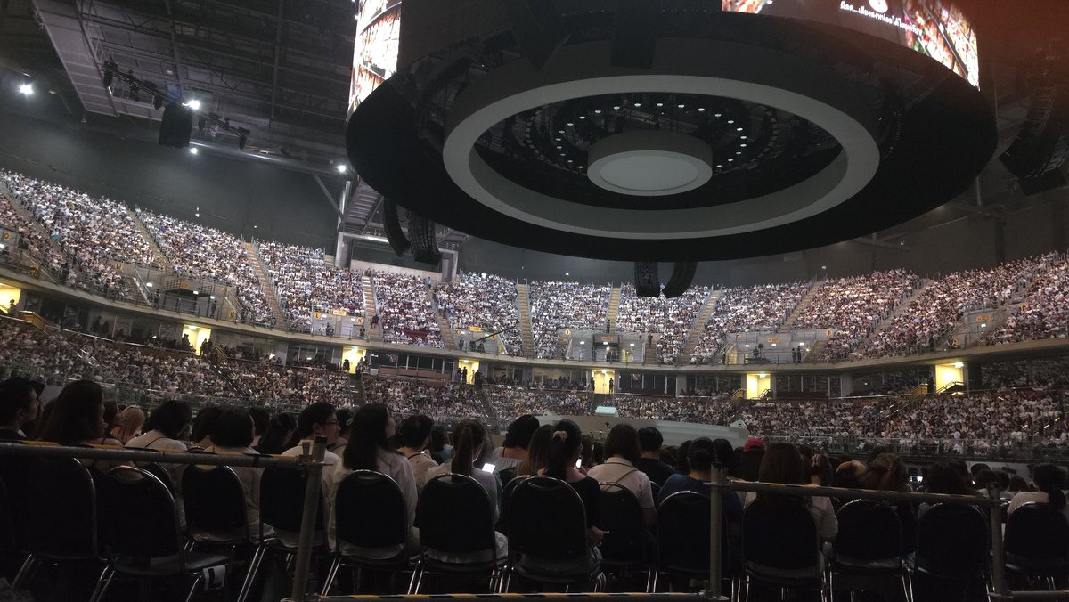 natchasc19's tweet photo. ถ้าศิลปินอยู่บนเวทีเค้าจะเห็นเราตัวจิ๋วแค่นี้ 🤏 https://t.co/3xn4QBC8g5