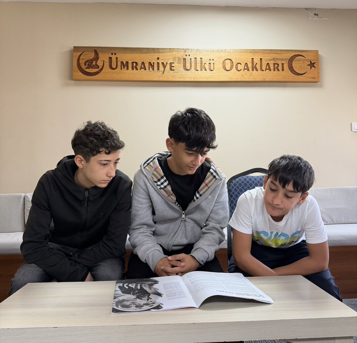 Ocakumraniye's tweet photo. 📚 KUTADGU BİLİG DERGİSİ OKUMASI

Ümraniye Ülkü Ocakları olarak, ortaöğretimli ülküdaşlarımız ile Kutadgu Bilig Dergisi okumamızı gerçekleştirdik.

Okuma sonrası gerçekleştirdiğimiz analiz ve değerlendirme ile dergideki konular üzerine fikir alışverişinde bulunduk. https://t.co/XJKJMcS5T3