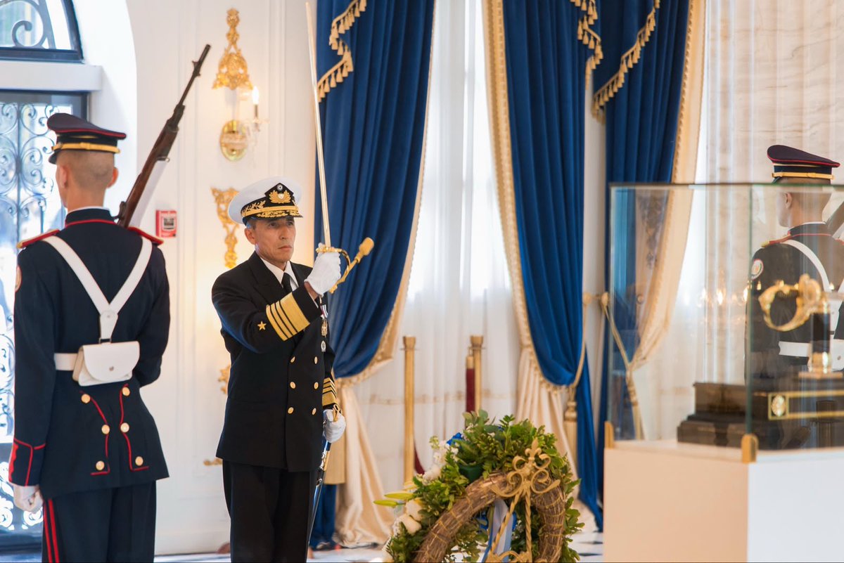 SecPrensaSV's tweet photo. Como parte de la conmemoración del 234.º aniversario del natalicio del general Francisco Morazán, el ministro de @DefensaSV, René Francis Merino Monroy (@merino_monroy), rindió honores de Estado en el mausoleo ubicado en el Jardín Centroamérica, en el Centro Histórico de San Salvador.