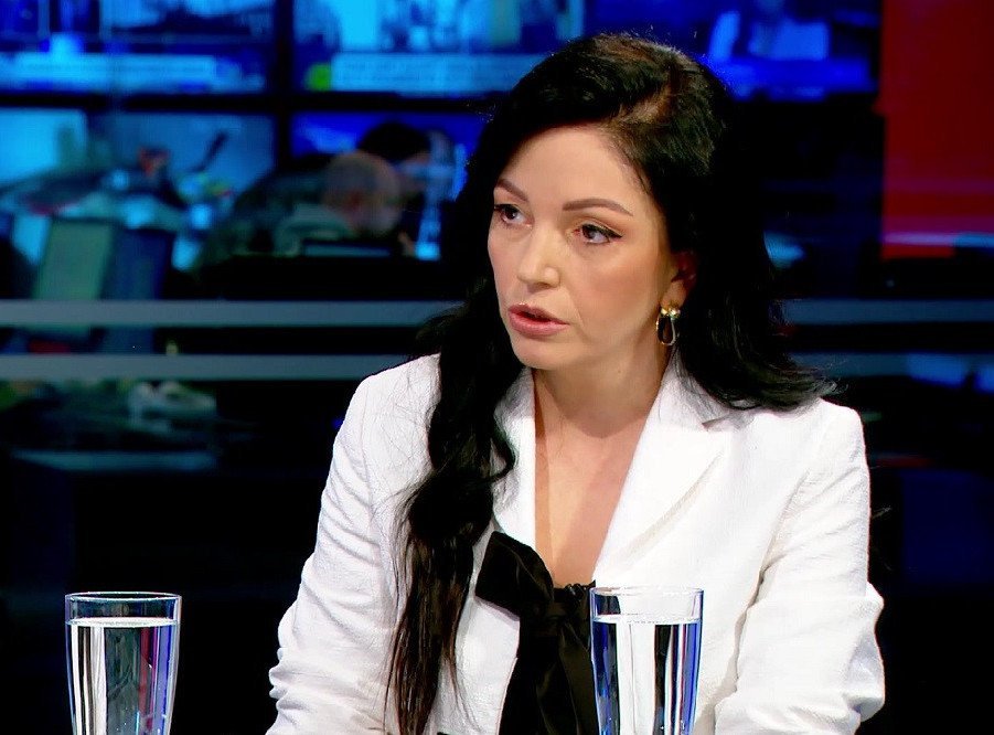 uzbunjivaciukp's tweet photo. Dunja Bratić, žena predsednika advokatske komore Srbije, kandidat  za poslanika SPS, cerka poznate kurtizane koju je Duci Simonović oterao kad je zatekao sa dvojicom advokata u gengbeng akciji, uživa već mesecima u zabranjenoj vezi sa Dusanom Purićem. https://t.co/VBIJc9Iwew