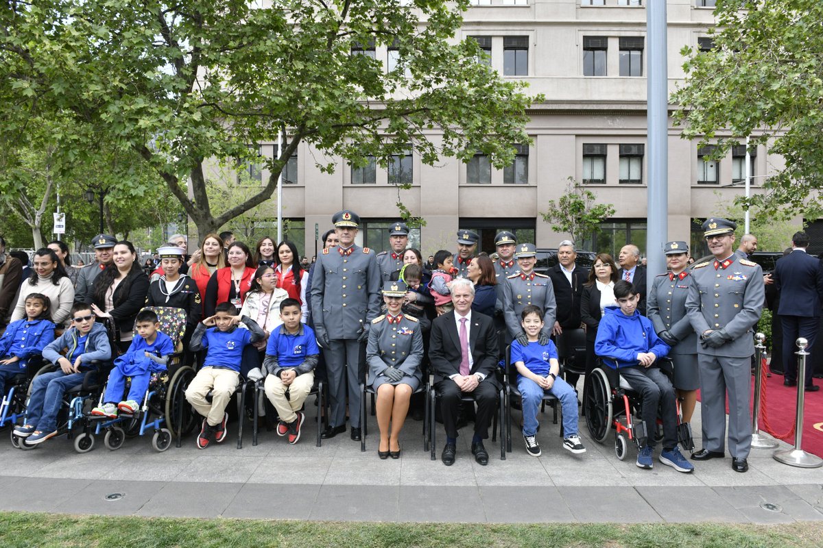 Ejercito_Chile's tweet photo. 🇨🇱 💪 El Centro de Rehabilitación Infantil del Ejército (CRIE), junto a la Teletón y el Ministerio de Salud, dieron la bienvenida al mes de octubre participando en el izamiento de la Gran Bandera Bicentenario.

Bajo los marciales acordes del Regimiento Escolta Presidencial N.º 1 “Granaderos”, se reafirmó el constante trabajo institucional con las causas que unen al país, destacando el espíritu de resiliencia de los niños y jóvenes en proceso de rehabilitación. 
#EjércitoDeChile #Teletón #Militares