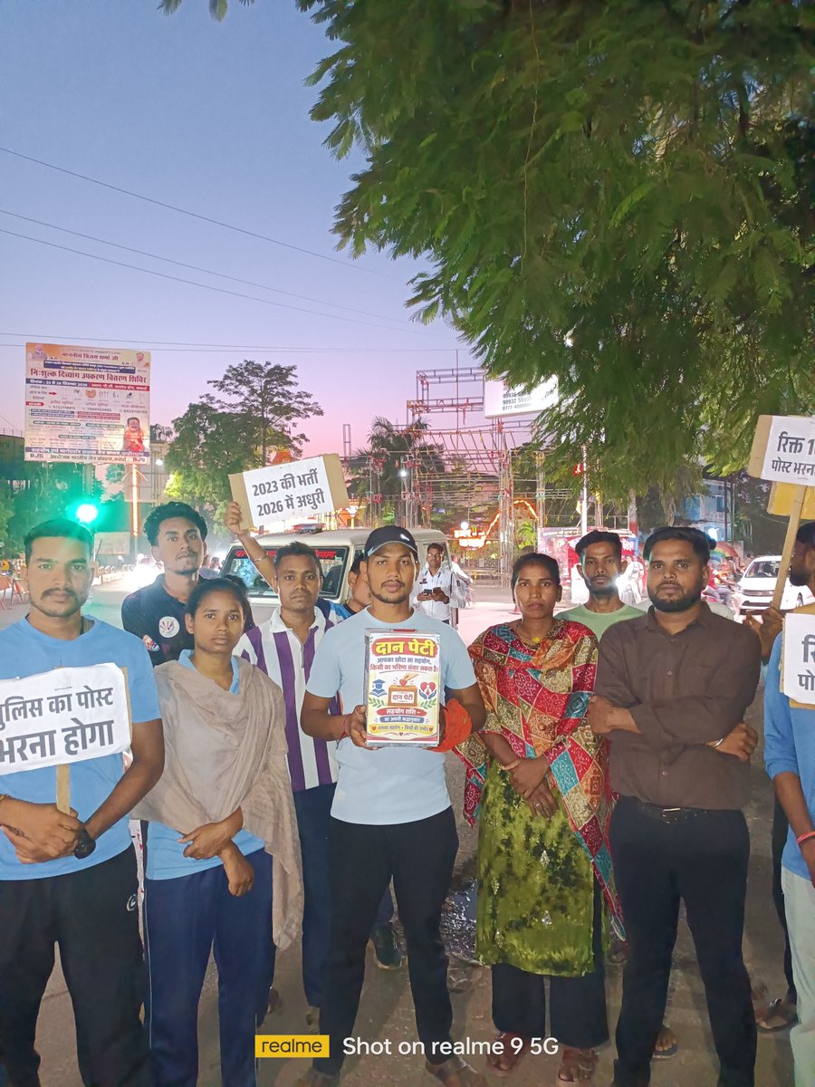 sameervermdav's tweet photo. छत्तीसगढ़ पुलिस भर्ती रिजल्टआने के बाद 1600पद अभी तक रिक्त आज 44वा दिन होगया प्रदर्शन करते आज सभी अभ्यर्थियों ने  सामूहिक रूप से जाकर  अपने माँग पूरे करने के लिए सड़क पर सभी से आर्थिक सहायता मांगी https://t.co/LaD1uBnLjB