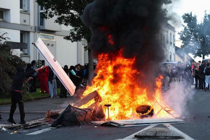 OTUSTV's tweet photo. De la manifestation aux affrontements, la mobilisation des lycéens s’intensifie. https://t.co/gk3zVxDh2W
