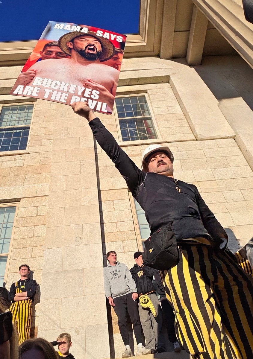Joe_Hugen's tweet photo. When a great plan comes together.

Jason Davidson sign created, yours truly holding it for Game Day 🫡 

Go Hawks! https://t.co/jp7fOmBNMr