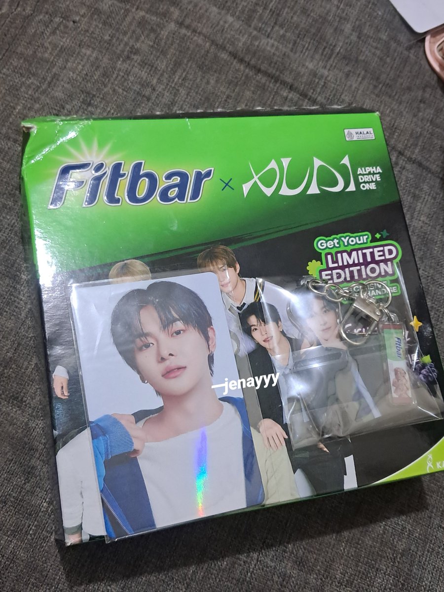 allyzcantik's tweet photo. padahal udah jastip tp pas iseng ke alfa EH DAPET SISA 1 KOTAKK FITBAR x ALD1...langsung unboxing lah dapet leo (which is my bias wrecker) dan dapet dd xinlong  😂👋🏻 https://t.co/jzDYFTuUXn