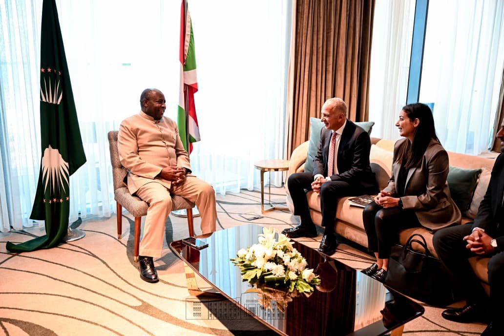 IrebeFM's tweet photo. DIPLOMATIE – COOPÉRATION

Burundi–Égypte :  @GeneralNeva renforce le dialogue bilatéral et explore de nouvelles opportunités économiques

#Alamein , 3 octobre 2026 – En marge de ses activités en République arabe d’Égypte, le Président burundais et Président en exercice de l’Union africaine, Évariste Ndayishimiye, s’est entretenu avec son homologue égyptien, Abdel Fattah Al-Sisi. Les échanges ont porté sur les enjeux de paix et de sécurité en Afrique, le renforcement des relations entre les deux pays ainsi que les perspectives de coopération économique et d’investissement.

Un dialogue présidentiel autour des enjeux continentaux

Au cours de leur rencontre bilatérale, les deux Chefs d’État ont échangé sur les principales urgences auxquelles le continent africain est confronté. Ils ont notamment réaffirmé leur engagement commun en faveur de la paix et de la sécurité dans les régions en proie aux conflits, en mettant l’accent sur le dialogue, la médiation et la recherche de solutions africaines aux défis africains.

Les deux dirigeants ont également salué les relations historiques et la coopération entre le Burundi et l’Égypte, ainsi que leur contribution respective aux activités de l’Union africaine.

Le groupe Elsewedy Electric intéressé par le potentiel burundais

En marge du Forum économique de haut niveau « Africa's Premier Business Forum », organisé à Alamein, le Président Évariste Ndayishimiye a également reçu en audience une délégation du groupe Elsewedy Electric, conduite par son Président-Directeur général, M. Ahmed Elsewedy.

Cette multinationale, reconnue pour son expertise dans la fabrication d'équipements électriques et le développement d'infrastructures, a échangé avec le Chef de l’État burundais sur les possibilités de coopération et d’investissement au Burundi.

L’énergie, le tourisme et les mines au cœur des perspectives

Les discussions avec la délégation d’Elsewedy Electric ont notamment porté sur le développement des infrastructures énergétiques, un secteur stratégique pour accompagner la croissance économique du Burundi.

Le potentiel touristique et les ressources minières du pays ont également été évoqués comme des domaines présentant des perspectives de valorisation et de partenariat avec les investisseurs internationaux.

Une double dynamique diplomatique et économique qui met en lumière les perspectives de consolidation des relations entre le Burundi et l’Égypte, tout en ouvrant des pistes de collaboration avec des partenaires internationaux pour soutenir le développement des infrastructures et la valorisation des ressources nationales.

📷: @NtareHouse