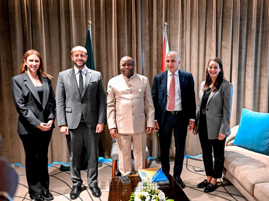 IrebeFM's tweet photo. DIPLOMATIE – COOPÉRATION

Burundi–Égypte :  @GeneralNeva renforce le dialogue bilatéral et explore de nouvelles opportunités économiques

#Alamein , 3 octobre 2026 – En marge de ses activités en République arabe d’Égypte, le Président burundais et Président en exercice de l’Union africaine, Évariste Ndayishimiye, s’est entretenu avec son homologue égyptien, Abdel Fattah Al-Sisi. Les échanges ont porté sur les enjeux de paix et de sécurité en Afrique, le renforcement des relations entre les deux pays ainsi que les perspectives de coopération économique et d’investissement.

Un dialogue présidentiel autour des enjeux continentaux

Au cours de leur rencontre bilatérale, les deux Chefs d’État ont échangé sur les principales urgences auxquelles le continent africain est confronté. Ils ont notamment réaffirmé leur engagement commun en faveur de la paix et de la sécurité dans les régions en proie aux conflits, en mettant l’accent sur le dialogue, la médiation et la recherche de solutions africaines aux défis africains.

Les deux dirigeants ont également salué les relations historiques et la coopération entre le Burundi et l’Égypte, ainsi que leur contribution respective aux activités de l’Union africaine.

Le groupe Elsewedy Electric intéressé par le potentiel burundais

En marge du Forum économique de haut niveau « Africa's Premier Business Forum », organisé à Alamein, le Président Évariste Ndayishimiye a également reçu en audience une délégation du groupe Elsewedy Electric, conduite par son Président-Directeur général, M. Ahmed Elsewedy.

Cette multinationale, reconnue pour son expertise dans la fabrication d'équipements électriques et le développement d'infrastructures, a échangé avec le Chef de l’État burundais sur les possibilités de coopération et d’investissement au Burundi.

L’énergie, le tourisme et les mines au cœur des perspectives

Les discussions avec la délégation d’Elsewedy Electric ont notamment porté sur le développement des infrastructures énergétiques, un secteur stratégique pour accompagner la croissance économique du Burundi.

Le potentiel touristique et les ressources minières du pays ont également été évoqués comme des domaines présentant des perspectives de valorisation et de partenariat avec les investisseurs internationaux.

Une double dynamique diplomatique et économique qui met en lumière les perspectives de consolidation des relations entre le Burundi et l’Égypte, tout en ouvrant des pistes de collaboration avec des partenaires internationaux pour soutenir le développement des infrastructures et la valorisation des ressources nationales.

📷: @NtareHouse