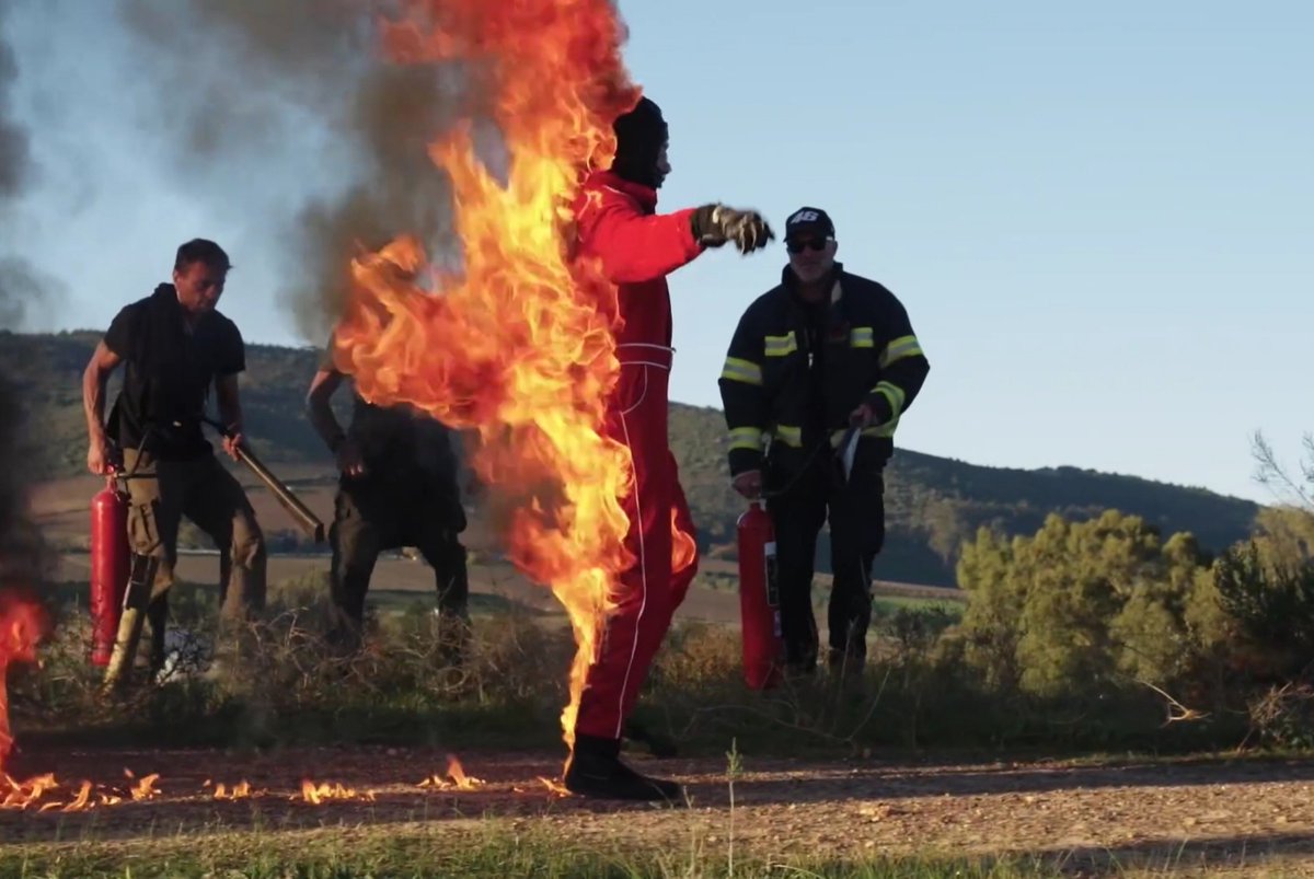 Hana_rebel15's tweet photo. what's the point of making her do that fire stunt before finale? what if she is injured or exhausted which costs her finale performance? Now, nobody will have the balls to call out this!! fir bolthe show is biased towards her.
#farrhanabhatt #kkk15 https://t.co/1bxQRkGZjj