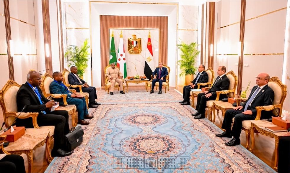 IrebeFM's tweet photo. DIPLOMATIE – COOPÉRATION

Burundi–Égypte :  @GeneralNeva renforce le dialogue bilatéral et explore de nouvelles opportunités économiques

#Alamein , 3 octobre 2026 – En marge de ses activités en République arabe d’Égypte, le Président burundais et Président en exercice de l’Union africaine, Évariste Ndayishimiye, s’est entretenu avec son homologue égyptien, Abdel Fattah Al-Sisi. Les échanges ont porté sur les enjeux de paix et de sécurité en Afrique, le renforcement des relations entre les deux pays ainsi que les perspectives de coopération économique et d’investissement.

Un dialogue présidentiel autour des enjeux continentaux

Au cours de leur rencontre bilatérale, les deux Chefs d’État ont échangé sur les principales urgences auxquelles le continent africain est confronté. Ils ont notamment réaffirmé leur engagement commun en faveur de la paix et de la sécurité dans les régions en proie aux conflits, en mettant l’accent sur le dialogue, la médiation et la recherche de solutions africaines aux défis africains.

Les deux dirigeants ont également salué les relations historiques et la coopération entre le Burundi et l’Égypte, ainsi que leur contribution respective aux activités de l’Union africaine.

Le groupe Elsewedy Electric intéressé par le potentiel burundais

En marge du Forum économique de haut niveau « Africa's Premier Business Forum », organisé à Alamein, le Président Évariste Ndayishimiye a également reçu en audience une délégation du groupe Elsewedy Electric, conduite par son Président-Directeur général, M. Ahmed Elsewedy.

Cette multinationale, reconnue pour son expertise dans la fabrication d'équipements électriques et le développement d'infrastructures, a échangé avec le Chef de l’État burundais sur les possibilités de coopération et d’investissement au Burundi.

L’énergie, le tourisme et les mines au cœur des perspectives

Les discussions avec la délégation d’Elsewedy Electric ont notamment porté sur le développement des infrastructures énergétiques, un secteur stratégique pour accompagner la croissance économique du Burundi.

Le potentiel touristique et les ressources minières du pays ont également été évoqués comme des domaines présentant des perspectives de valorisation et de partenariat avec les investisseurs internationaux.

Une double dynamique diplomatique et économique qui met en lumière les perspectives de consolidation des relations entre le Burundi et l’Égypte, tout en ouvrant des pistes de collaboration avec des partenaires internationaux pour soutenir le développement des infrastructures et la valorisation des ressources nationales.

📷: @NtareHouse