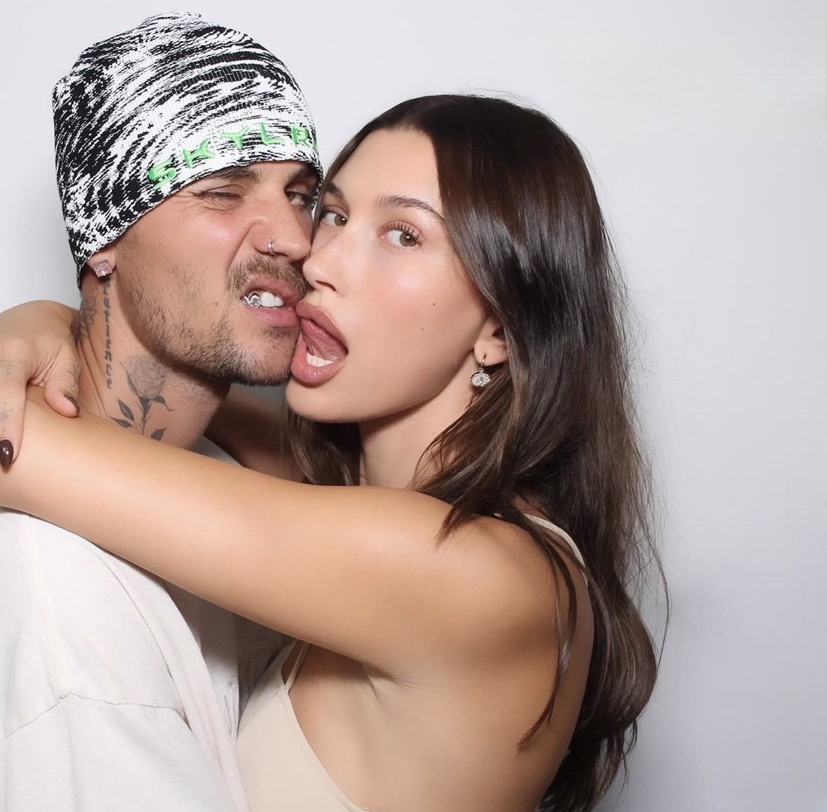 bizzelcrf's tweet photo. Como ser um casal bonito igual hailey e justin bieber Google pesquisar https://t.co/I7vGhuPh7X