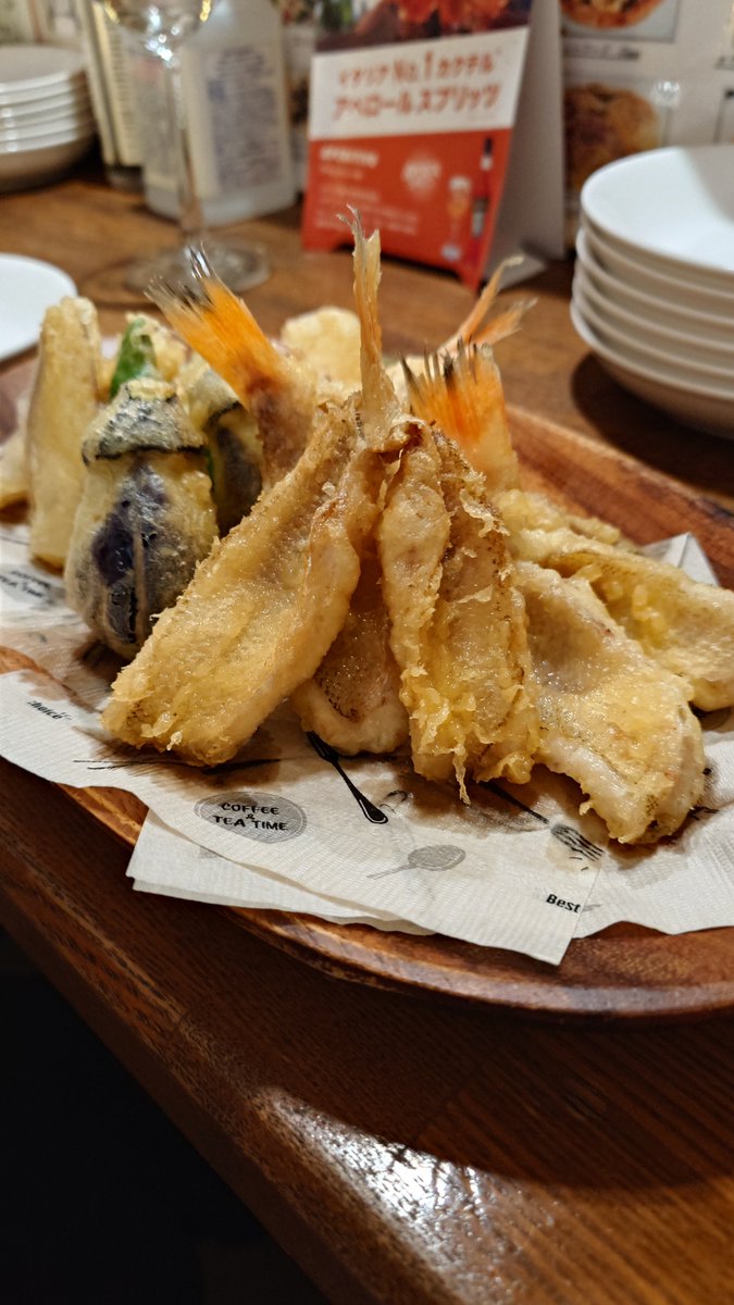 rindasan10's tweet photo. ごはーん！
ノドグロと野菜の天ぷら
イカと美味しいソース
美味しぃ〜
今年のサンマの旬は少し遅くなるらしい
＃ご飯　＃晩ご飯　＃料理 https://t.co/2Ypdu9mDJj