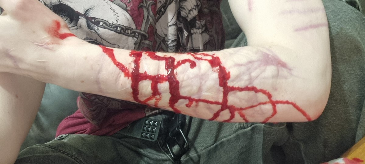 UnimportantLurk's tweet photo. Halloween makeup , certainly not real , definitely sfx . https://t.co/hvoYhGVK8I