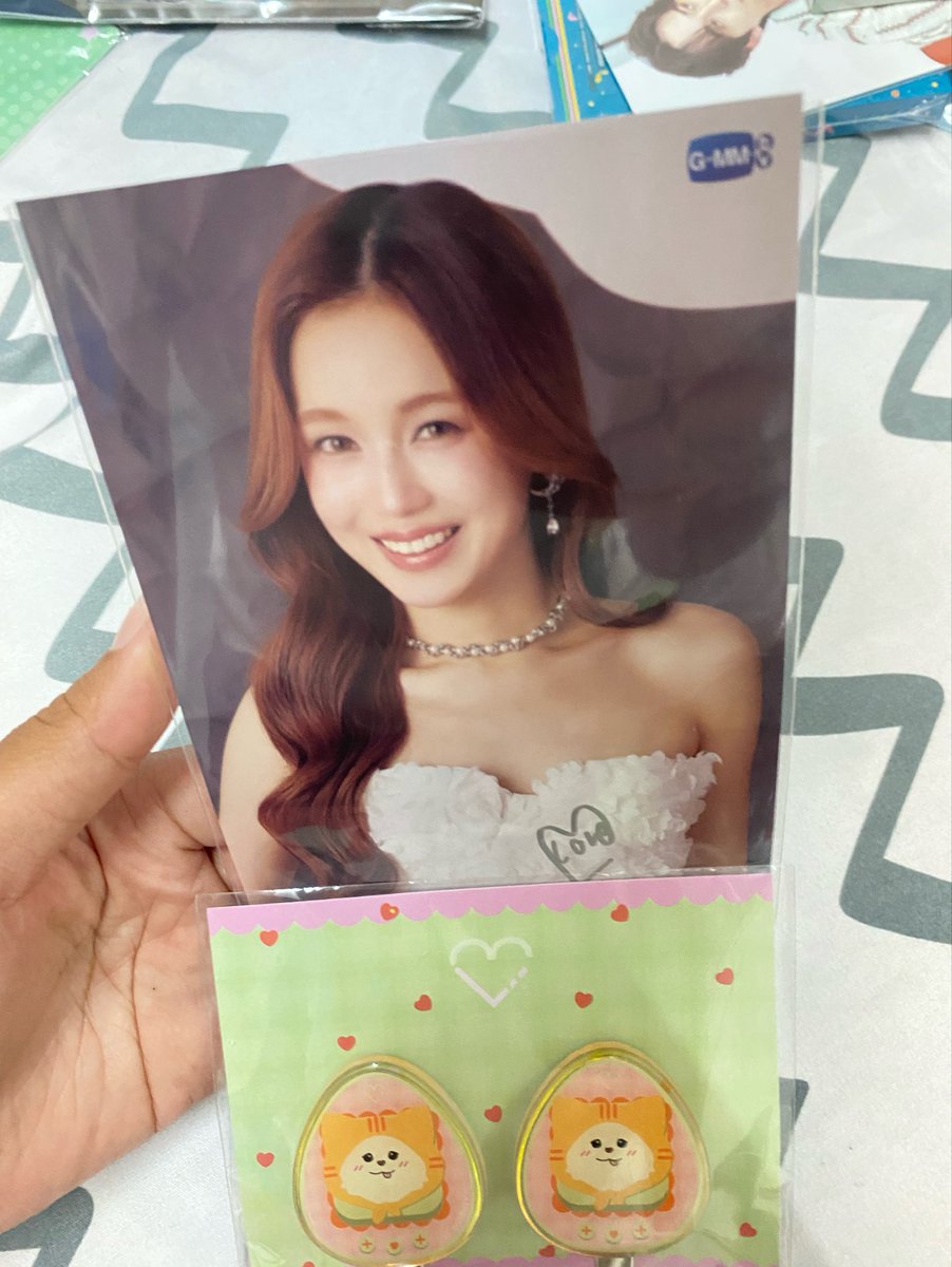 penchan_JG's tweet photo. WTS ของจาก Lucky bag 📢 600฿ 2ชิ้น
ขายโปสการ์ดไซน์พร้อมกิ๊บค่ะ ไม่ขายแยกนะคะ
นัดรับได้วันที่5 ค่ะ 
ค่าส่ง50 

#GMMTVFANIVAL2026HappyFamily
#ตลาดนัดGMM https://t.co/S3dz7Q2pg2