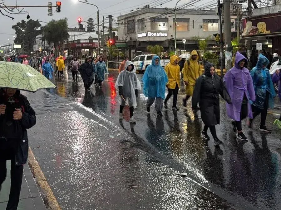 DaniGret73's tweet photo. La peregrinación a Luján bajo lluvia con la Virgen tapada, trenes adicionales y operativo de seguridad https://t.co/yXeHkwliiZ vía @datosdelaregion https://t.co/uRNTOKpiZF