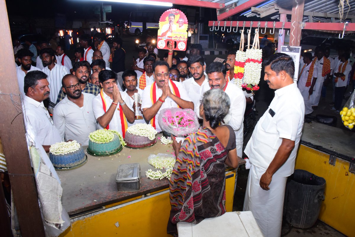 OfficeofminMRV's tweet photo. வார்த்தைகளால் விவரிக்க முடியாத பேரன்பை இன்று மூலனூர் கடைவீதி நமக்கு வாரி வழங்கியிருக்கிறது.

தாராபுரம் சட்டமன்றத் தொகுதி இடைத்தேர்தல் வேட்பாளர்,
நமது சகோதரி திருமதி.
P. சத்தியபாமா அவர்களுக்கு வெற்றிச் சின்னமாம் விசில் சின்னத்தில் வாக்குகள் சேகரித்த போது..
நெஞ்சார வாழ்த்திய பெரியோர்களுக்கும்,
நெகிழ்ந்து வரவேற்ற தாய்மார்களுக்கும்,
தோள் கொடுத்த இளைஞர்களுக்கும் எங்களது நெஞ்சார்ந்த நன்றிகள்..

தாராபுரத்தில் தவெக வெற்றிக் கொடி பறப்பது உறுதி.
#TVK #CMJosephVijay‌