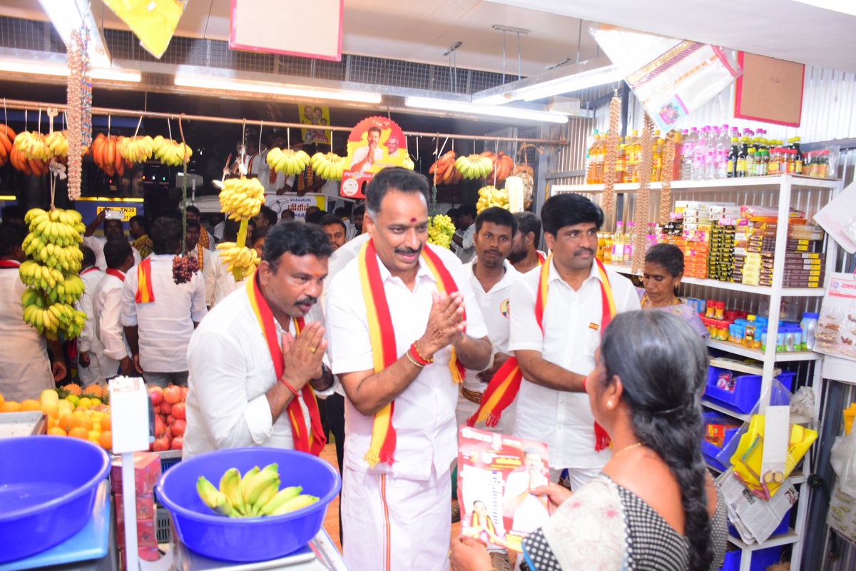 OfficeofminMRV's tweet photo. வார்த்தைகளால் விவரிக்க முடியாத பேரன்பை இன்று மூலனூர் கடைவீதி நமக்கு வாரி வழங்கியிருக்கிறது.

தாராபுரம் சட்டமன்றத் தொகுதி இடைத்தேர்தல் வேட்பாளர்,
நமது சகோதரி திருமதி.
P. சத்தியபாமா அவர்களுக்கு வெற்றிச் சின்னமாம் விசில் சின்னத்தில் வாக்குகள் சேகரித்த போது..
நெஞ்சார வாழ்த்திய பெரியோர்களுக்கும்,
நெகிழ்ந்து வரவேற்ற தாய்மார்களுக்கும்,
தோள் கொடுத்த இளைஞர்களுக்கும் எங்களது நெஞ்சார்ந்த நன்றிகள்..

தாராபுரத்தில் தவெக வெற்றிக் கொடி பறப்பது உறுதி.
#TVK #CMJosephVijay‌