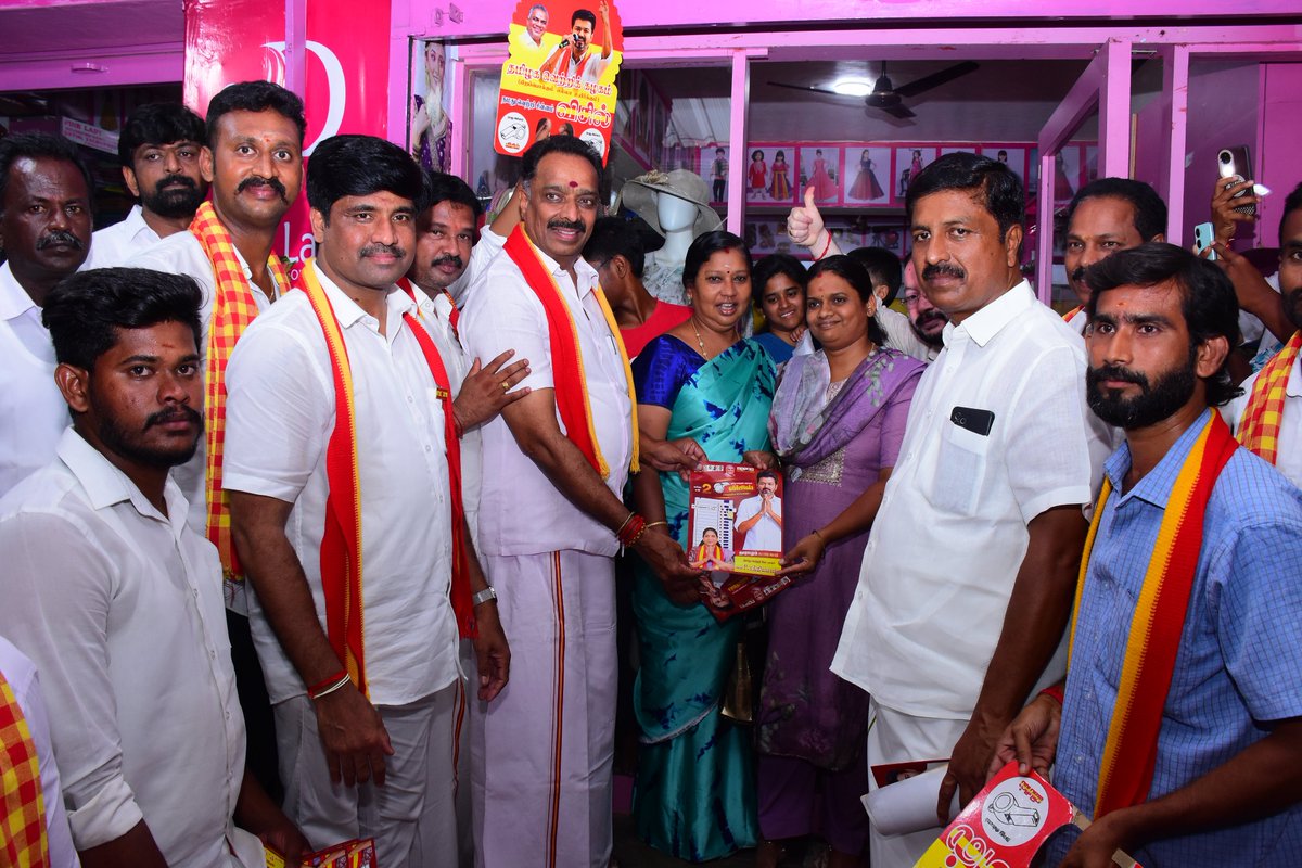 OfficeofminMRV's tweet photo. வார்த்தைகளால் விவரிக்க முடியாத பேரன்பை இன்று மூலனூர் கடைவீதி நமக்கு வாரி வழங்கியிருக்கிறது.

தாராபுரம் சட்டமன்றத் தொகுதி இடைத்தேர்தல் வேட்பாளர்,
நமது சகோதரி திருமதி.
P. சத்தியபாமா அவர்களுக்கு வெற்றிச் சின்னமாம் விசில் சின்னத்தில் வாக்குகள் சேகரித்த போது..
நெஞ்சார வாழ்த்திய பெரியோர்களுக்கும்,
நெகிழ்ந்து வரவேற்ற தாய்மார்களுக்கும்,
தோள் கொடுத்த இளைஞர்களுக்கும் எங்களது நெஞ்சார்ந்த நன்றிகள்..

தாராபுரத்தில் தவெக வெற்றிக் கொடி பறப்பது உறுதி.
#TVK #CMJosephVijay‌