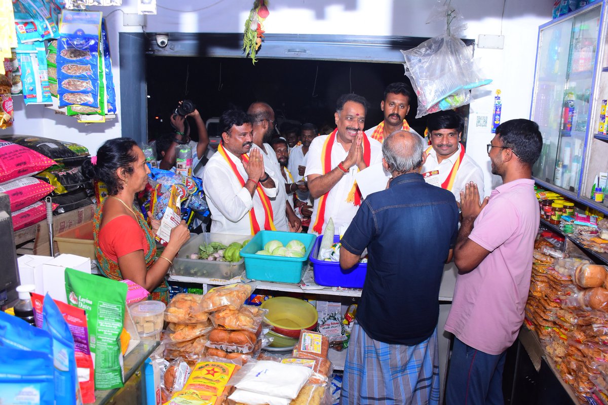 OfficeofminMRV's tweet photo. வார்த்தைகளால் விவரிக்க முடியாத பேரன்பை இன்று மூலனூர் கடைவீதி நமக்கு வாரி வழங்கியிருக்கிறது.

தாராபுரம் சட்டமன்றத் தொகுதி இடைத்தேர்தல் வேட்பாளர்,
நமது சகோதரி திருமதி.
P. சத்தியபாமா அவர்களுக்கு வெற்றிச் சின்னமாம் விசில் சின்னத்தில் வாக்குகள் சேகரித்த போது..
நெஞ்சார வாழ்த்திய பெரியோர்களுக்கும்,
நெகிழ்ந்து வரவேற்ற தாய்மார்களுக்கும்,
தோள் கொடுத்த இளைஞர்களுக்கும் எங்களது நெஞ்சார்ந்த நன்றிகள்..

தாராபுரத்தில் தவெக வெற்றிக் கொடி பறப்பது உறுதி.
#TVK #CMJosephVijay‌