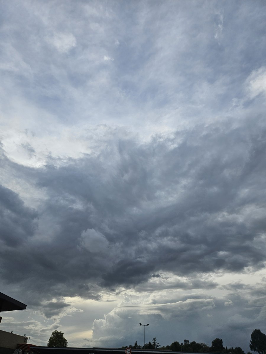 yohanberat10384's tweet photo. Le ciel et menaçant a mirande dans le gers samedi 3 octobre fin de journée a 18h30 a suivre
#mirande #gers #cielmenaçant https://t.co/uASKa2KYJ8