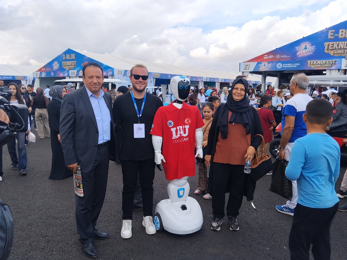 OElci24's tweet photo. Şanlıurfa'da yüksek rekor katılımla Teknofest'e yoğun ilgi sürüyor. Urfa'lı Yusuf Yandırıcı'nın kendi tasarımı robotuyla birlikteyiz. Ve alandan kareler. https://t.co/XXhYrMe7b1