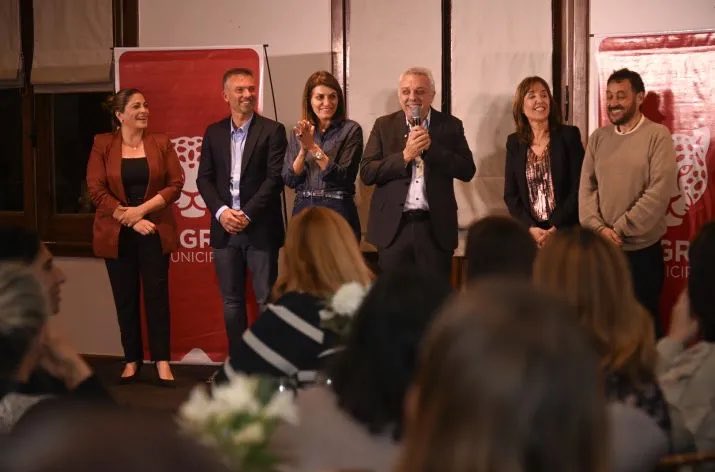 DaniGret73's tweet photo. Julio Zamora encabezó un agasajo para directoras y directores de escuelas de Tigre y renovó el compromiso con la educación pública https://t.co/rLupkNlvqp vía @datosdelaregion
@ZamoraJulio 
@GiselaLZamora 
@MunicipioTigre https://t.co/iKe1QkHLS3