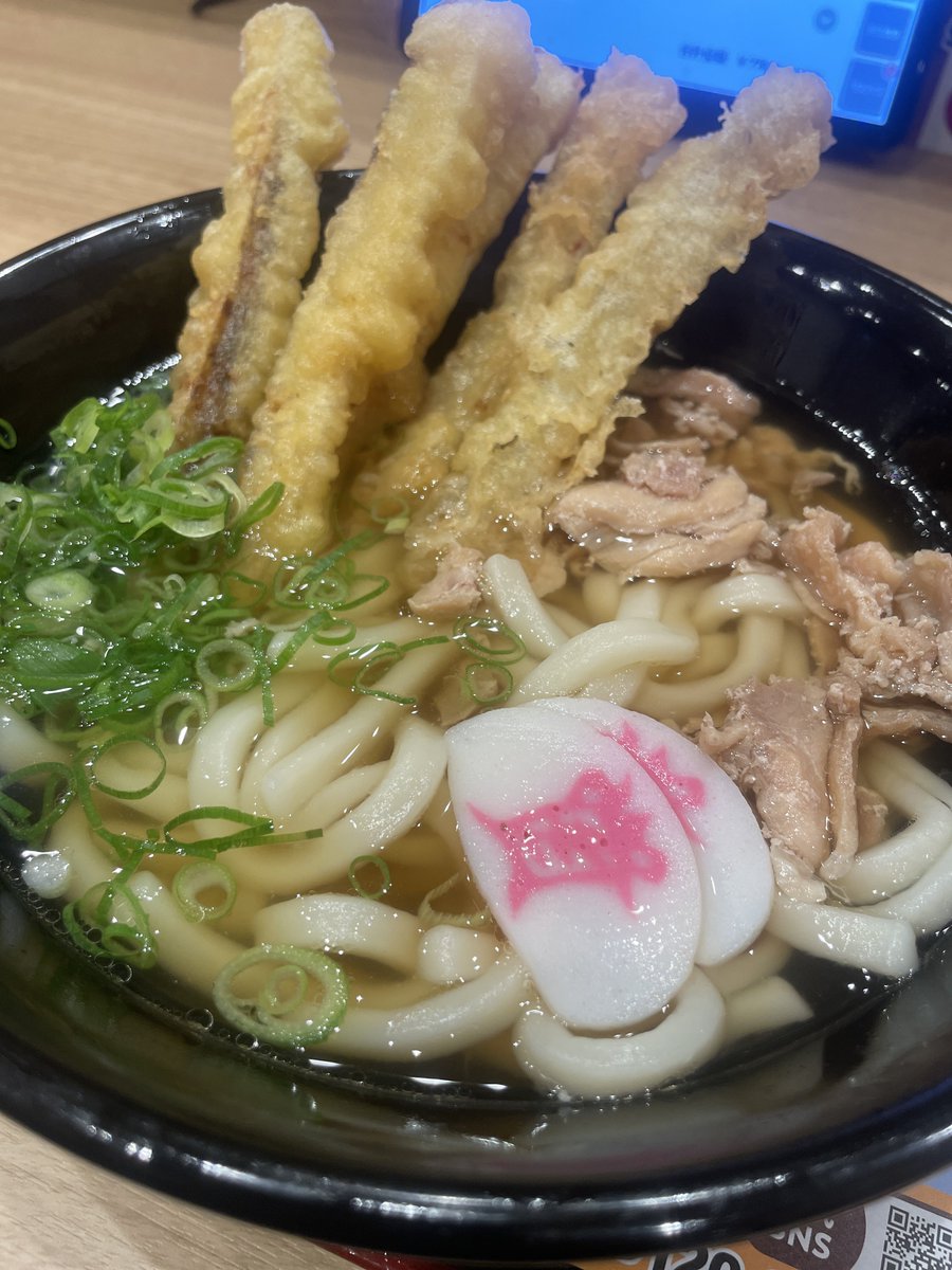 sadatea's tweet photo. 夜が寒いのと近くに来たので資さんうどんへ。深夜でもお客さん多いなぁ。
ごぼう天かしわうどんです（肉ごぼう天にしようとしたのにオーダーミスった）
改めてごぼう天の値段設定がどう考えてもバグw
トッピング系が安いからそれで飲むのもありね。 https://t.co/t460WHCRcW