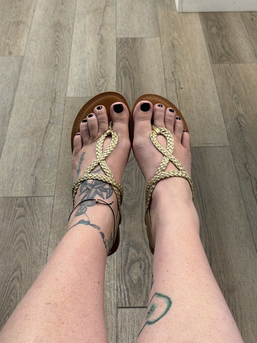 islandsoles82's tweet photo. Mani + pedi day ๐ค๐โจ Fresh black polish, hand-painted details, and a little attitude from fingertips to toes. The gold sandals just make the pedi hit different ๐
Whoโs paying for the next appointment? ๐
๐ค
#ManiPedi #FreshNails #BlackNails #NailArt #HandPaintedNails #Pedicure #PrettyFeet #ToeNails #NailDay #SpoiledGirl #TreatMe #FeetOfX #FootContent #BlackAndgold