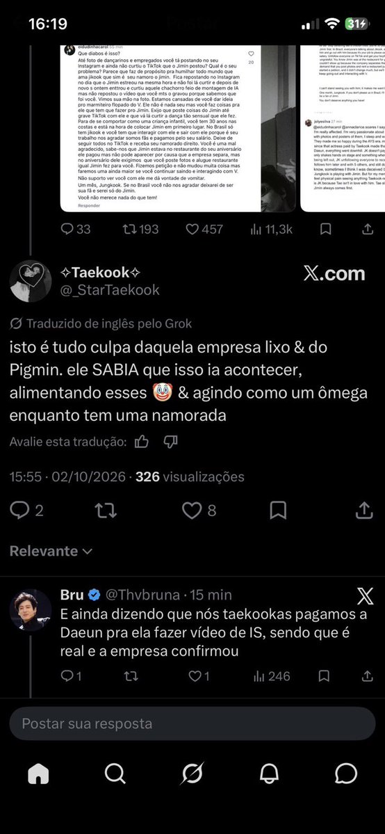 aotyjiminp's tweet photo. Ontem army tava hitando Tweet de anti do jimin por causa de um comentário com 20 likes, enquanto todos os dias temos comentários de anti do jm atacando ele com mais de 2 mil likes e ninguém fala NADA!

Semanas atrás deram 1k de quote numa menina pedindo ays 3 e de lá pra cá desembestou a ter bandeira de shipper mas o único hitado com reclamações foi o primeiro!

Esse fandom nunca perde a oportunidade de se utilizar de toda oportunidade possível pra dar palco pra anti do jm, nunca, mas você não vê NENHUMA dessas pessoas dando visibilidade pros ataques que ele recebe todos os dias!

Ontem teve Tweet hitado de solo do jin atacando o jm a troco de nada, teve Tweet de coreana jjk, kths e tkks atacando o jm por postar um tiktok, teve hit Tweet hoje só pelas fotos que o jk postou dele, teve Tweet hitado atacando o jm só pq o jk ajudou ele com a roupa, mas isso não merece atenção, mas comentário com 20 likes? Pois tome aí hit Tweet pra anti do jm, prioridades né?

Aquela coisa de que as solos dos outros membros que perseguem o Jimin sabe? Quando você para pra pensar que muitas já foram armys você entende o porquê desse fandom nunca dar visibilidade pros ataques que ele recebe, porque quando é com o Jimin, vira generalização! Vira fav vminkook! Vira briga de shipper! Vira briga de solo dele!

Porque só pode nomear de onde vem o hate se for pra falar diretamente >solo do jm<, só pode nomear hate se for pra falar >jikook<, porque se for hate no jm ou é ignorado ou generalizado!

Tem que ser muito cego pra não perceber o óbvio movimento desse fandom e a tentativa de tornar odiável TUDO o que envolve o jimin, ele é atacado se aparece nas redes sociais, se interage com os membros, se não interage, se sai com eles, se não sai, se dança no show, se não dança… é cansativo demais acompanhar um artista que nitidamente não é amado, cuidado e adorado pelo próprio fandom e o pior é que ainda vai ter gente que vai negar e chamar de vitimização, esse é o pior! 

Não é só a empresa o problema viu? Deixou de ser só a empresa a MUITO tempo!