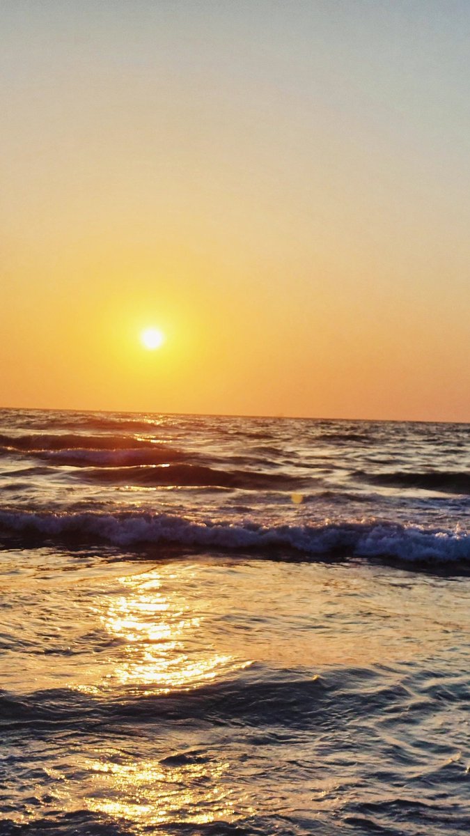 esraaelnaggarr's tweet photo. Sunlight on water always heals me ..✨🌅 https://t.co/ZdBQoPEGRe