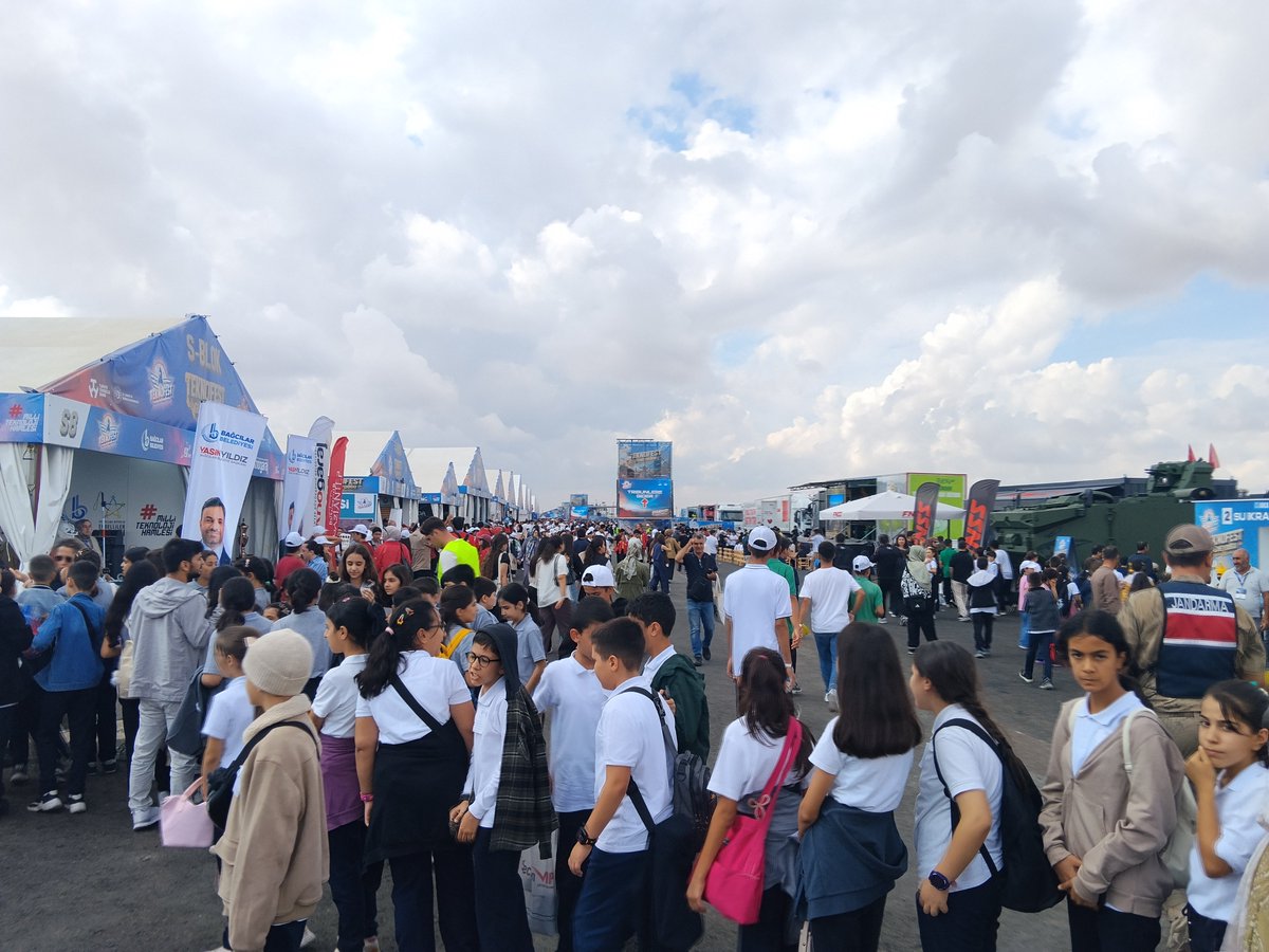 OElci24's tweet photo. Şanlıurfa'da yüksek rekor katılımla Teknofest'e yoğun ilgi sürüyor. Urfa'lı Yusuf Yandırıcı'nın kendi tasarımı robotuyla birlikteyiz. Ve alandan kareler. https://t.co/XXhYrMe7b1