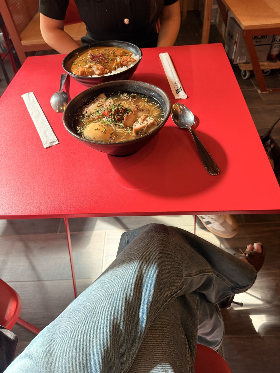 srrr37's tweet photo. c’est tellement une conversation sérieuse https://t.co/q5tvDRLcwR