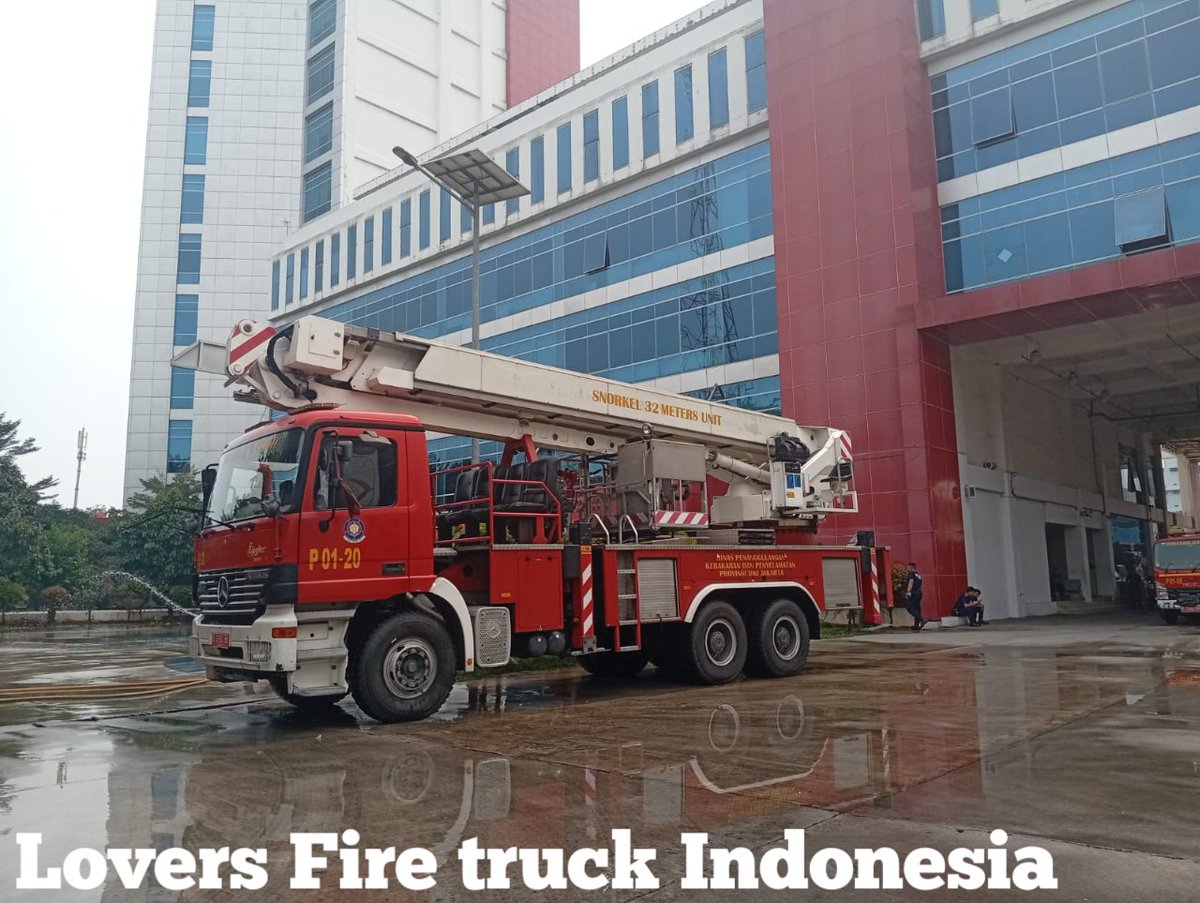IndraAjahe778's tweet photo. Legend snorkel ladder 

Snorkel truck unit 

Mercedes Benz acrtros MP1 

P 01-20 Sudin 1.1 jakarta pusat 

32 meter 

Body snorkel ladder by @bronto_skylift 

Body fire truck by @ziegler_nieuws https://t.co/P9TiqBNZBe