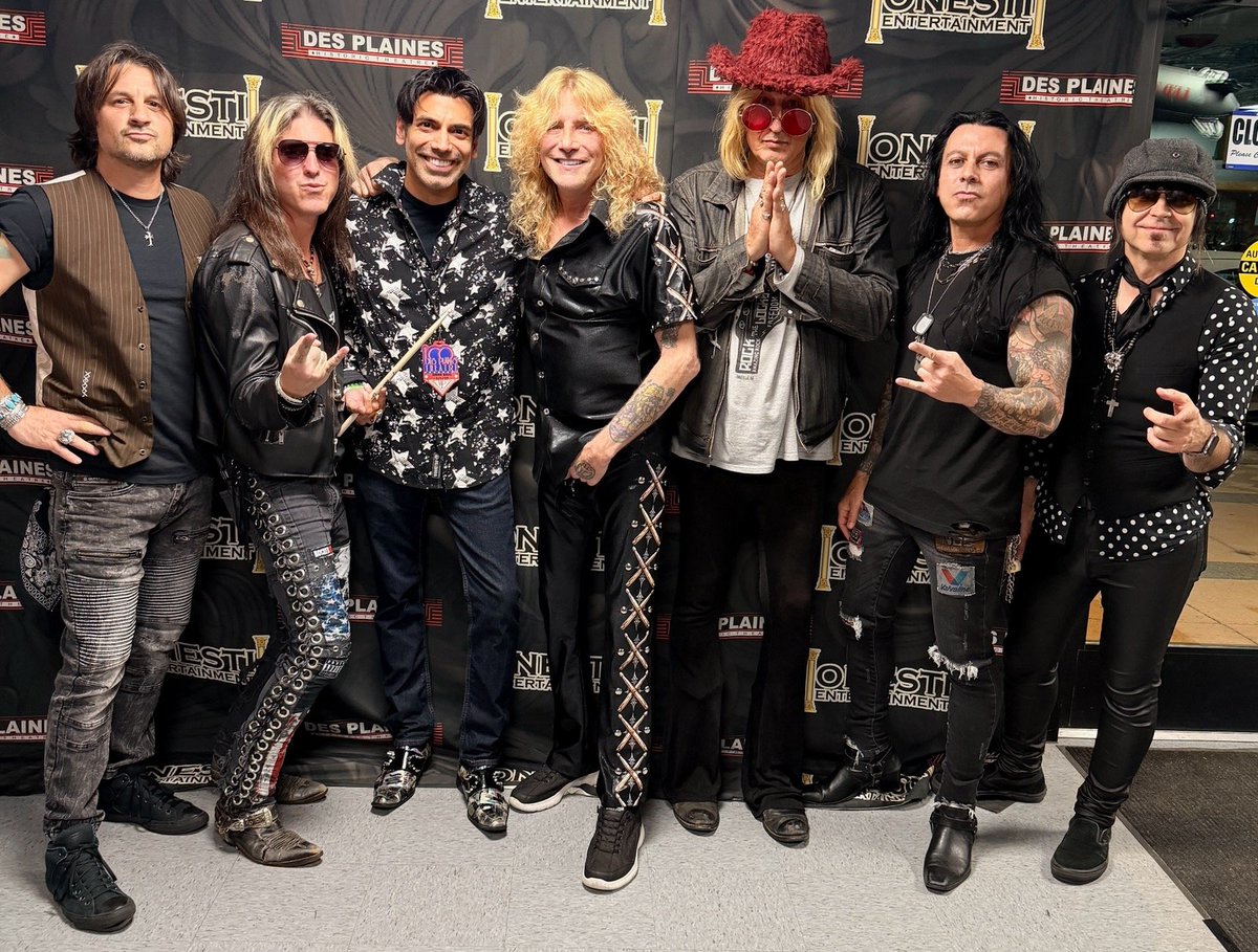 ChipZnuff's tweet photo. Fantastic turnout @StevenAdlerSite @Closeenemies, thanks for the pic brother Omar @Southwestairlines @monstersofrock https://t.co/tulyzBw0LR