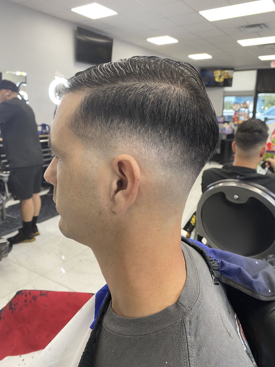 GamingBarber's tweet photo. At Platinum Barber Lounge #Barber #tomb45 #wahl #babyliss https://t.co/Y4PXUeDiF6