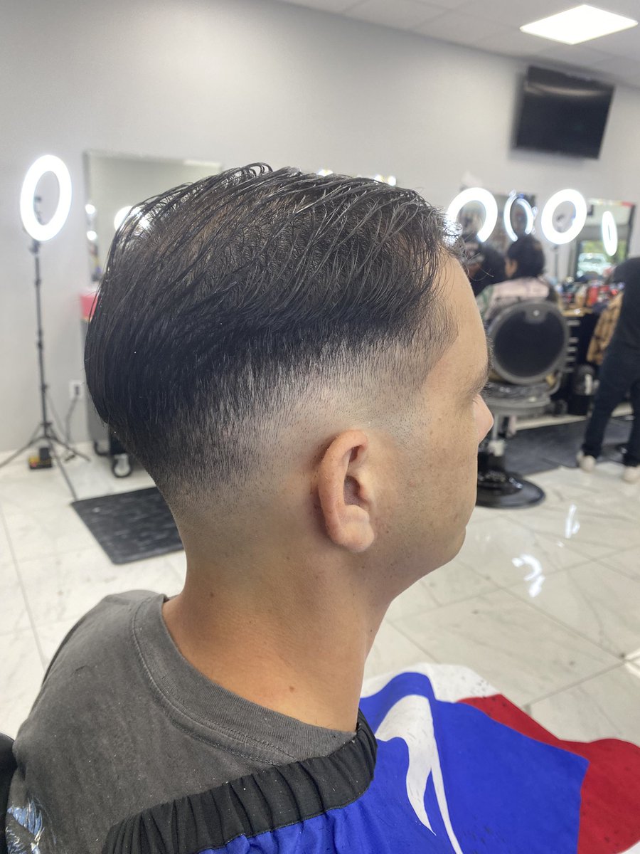 GamingBarber's tweet photo. At Platinum Barber Lounge #Barber #tomb45 #wahl #babyliss https://t.co/Y4PXUeDiF6