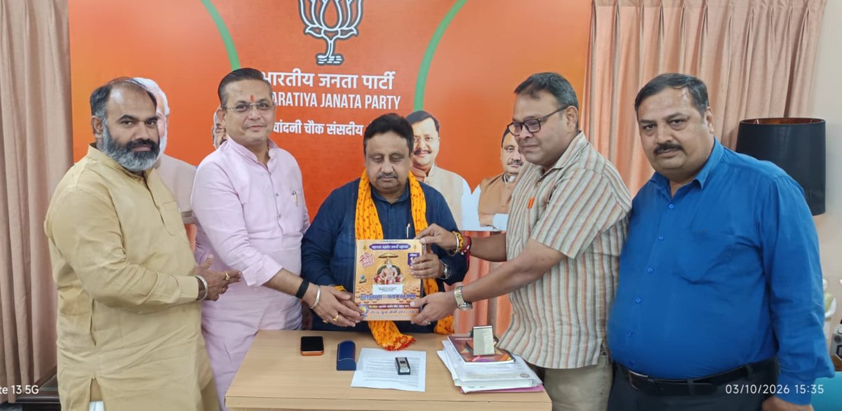 arvindgargbjp's tweet photo. भाजपा के माननीय प्रदेश अध्यक्ष एवं केंद्रीय राज्य मंत्री श्री @hdmalhotra जी एवं माननीय सांसद श्री @PKhandelwal_MP जी को वैश्य युवा मैत्री संघ कमला नगर द्वारा आयोजित महाराजा अग्रसेन जयंती के लिए निमंत्रित किया।
हार्दिक बधाई एवं शुभकामनाएं 💐🙏
#BJP4IND #BJP4Delhi #ArvindGarg https://t.co/aDrHRFqAZP